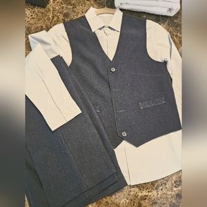Boys 3 piece Van Heusen suit.  Size 10 Regular. Good condition.
